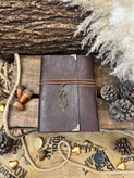 دفتر دستساز چرم کایرا با اویز پر طاووس
