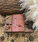 دفتر چرم دستساز دارای جا خودکاری