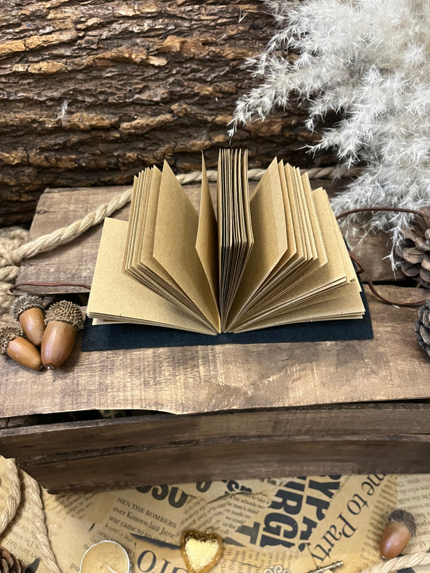 دفترچه دستساز چرمی با اویز پروانه کایرا