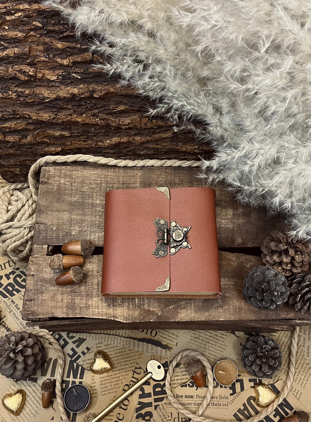 دفترچه چرم عسلی با چفت دکمه ای پروانه ای ۲۰۰ برگ