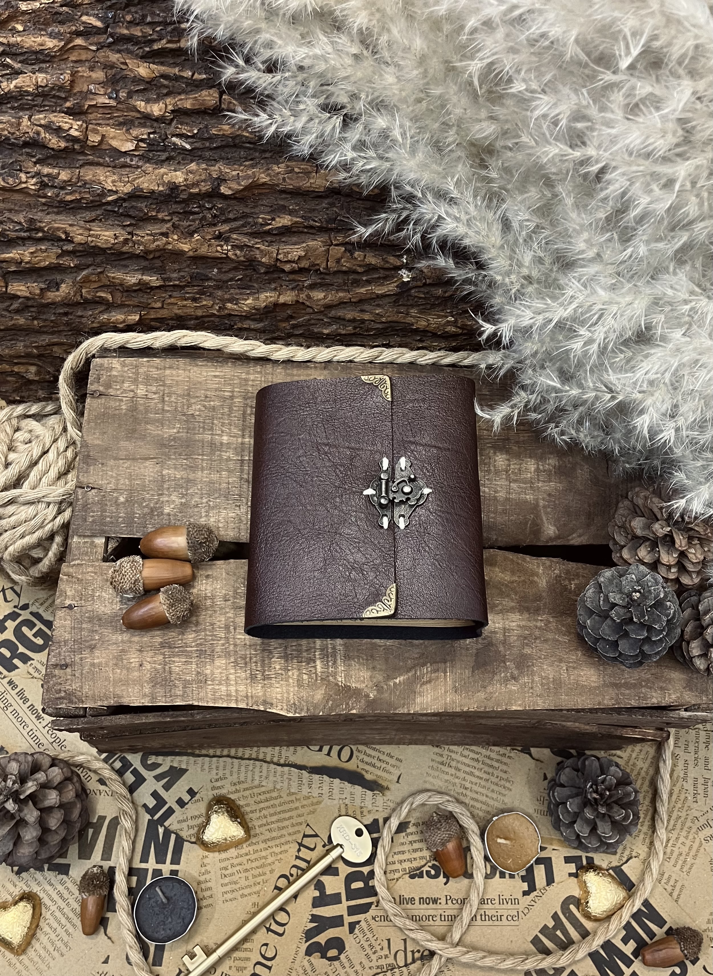 دفترچه دستساز چرم قهوه ای با چفت خفاشی ۲۰۰ برگ