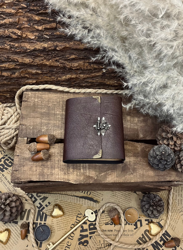 دفترچه دستساز چرم قهوه ای با چفت خفاشی ۲۰۰ برگ