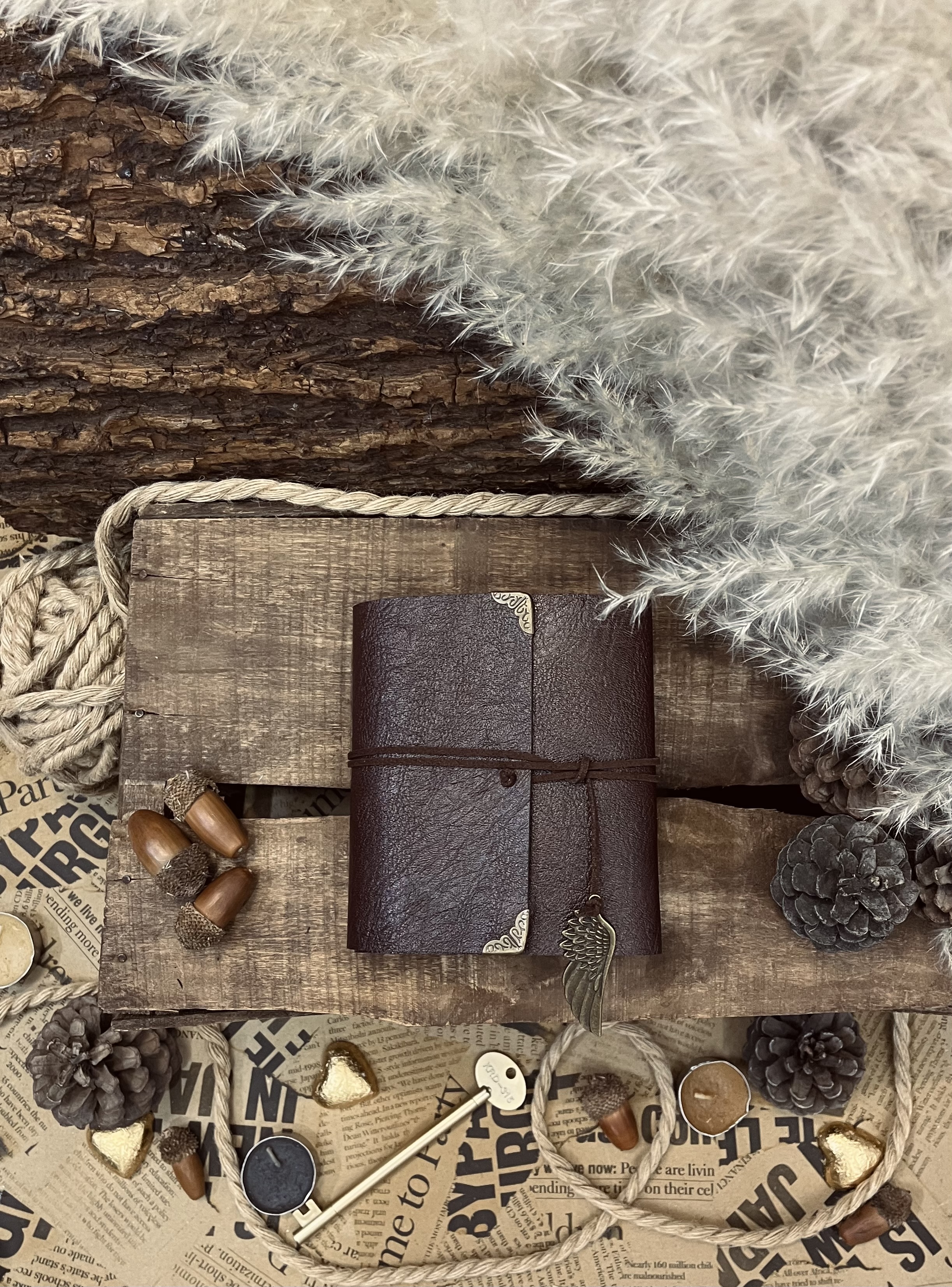دفترچه چرم ‌دستساز قهوه ای با آویز بال ۲۰۰ برگ